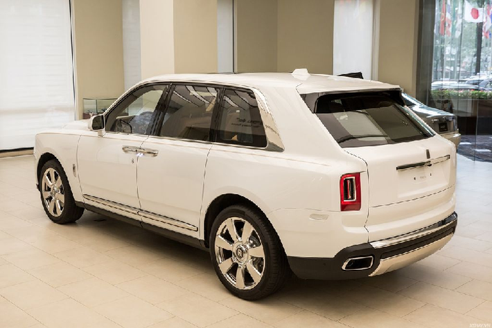 Rolls-Royce Cullinan từng được Rolls-Royce Motor Cars Hanoi phân phối tới tay người tiêu dùng với 1 phiên bản duy nhất và có giá khởi điểm từ 32,3 tỷ đồng, chưa bao gồm các tuỳ chọn kèm theo mà có thể khiến giá của nó tăng lên gấp nhiều lần. "Trái tim" của Rolls-Royce Cullinan là khối động cơ V12 tăng áp kép với dung tích 6,75 lít cho ra công suất 563 mã lực và mô men xoắn 850 N. Một con số vô cùng ấn tượng với một chiếc SUV siêu sang đúng nghĩa.