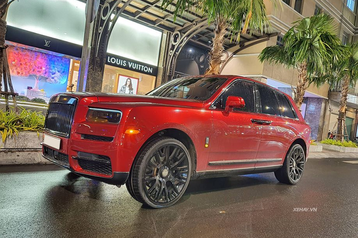 Kết hợp với vẻ ngoài cuốn hút và đẳng cấp, Rolls-Royce Cullinan còn sở hữu khoang nội thất thuộc hàng xa xỉ bậc nhất hiện nay. Do là mẫu SUV đầu tiên của Roll-Royce nên nội thất của Cullinan được chăm chút tỉ mỉ theo tiêu chuẩn cao nhất với chất liệu da, gỗ cao cấp và không gian rộng rãi.