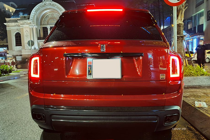 Rolls-Royce Cullinan được trang bị hệ thống dẫn động 4 bánh toàn thời gian AWD. Cơ chế của hệ dẫn động này được liên kết chặt chẽ với hệ thống treo khí nén tự điều chỉnh độ cao do chính Rolls-Royce cân chỉnh riêng cho các điều kiện off-road hoặc chạy trên đường thông thường. "Trái tim" của Rolls-Royce Cullinan là khối động cơ V12 tăng áp kép với dung tích 6,75 lít cho ra công suất 563 mã lực và mô men xoắn 850 N.