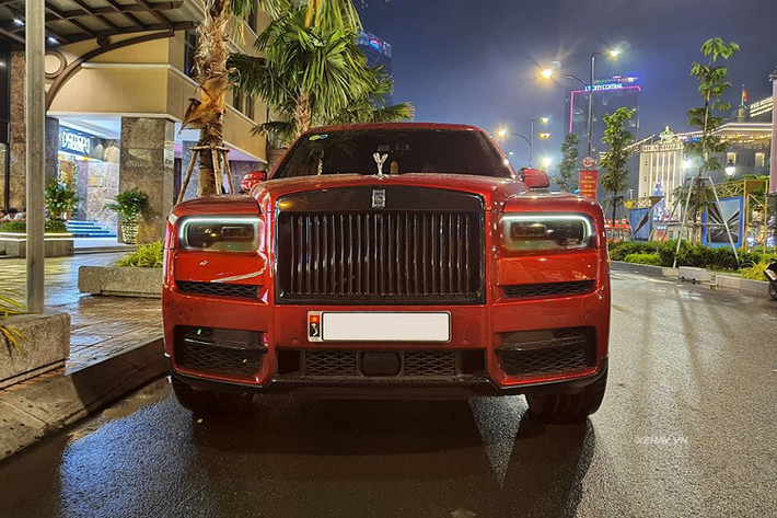 Hiện chưa rõ giá xe Rolls-Royce Cullinan "hàng độc" trong bài viết này, tuy nhiên theo giới thạo tin thì chắc chắn chiếc xe này sau độ sẽ khá đắt. Theo nhà phân phối chính hãng Rolls-Royce tại Việt Nam cho biết; giá xe Rolls-Royce Cullinan khi mới về nước sẽ từ 41,277 tỷ đồng, với chế độ bảo hành 4 năm, không hạn chế số km.