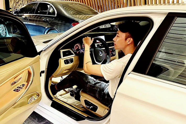 Porsche Panamera có khả năng tăng tốc từ vị trí xuất phát lên 100 km/h chỉ trong thời gian 5,7 giây trước khi đạt tốc độ tối đa 264 km/h. Xe đi kèm hộp số tự động ly hợp kép PDK 8 cấp. Ngoài Porsche Panamera, Jason Nguyễn còn chia sẻ các hình ảnh bên xe đắt tiền khác chẳng hạn như một chiếc Limousine "dài ngoằng".