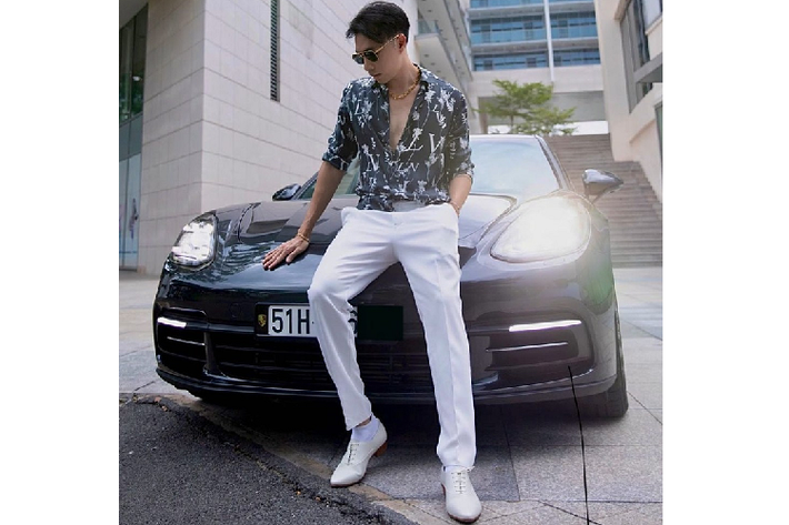 Trước khi bị Công an T.p HCM bắt tạm giam, Jason Nguyễn được xem như là một người nổi tiếng trên mạng xã hội khi thu hút gần 150 nghìn người theo dõi trên Instagram, trong đó có không ít những hình ảnh hot boy lừa đảo này khoe cuộc sống sang chảnh bên du thuyền, resort cao cấp hay các mẫu xe đắt tiền của Porsche và BMW.