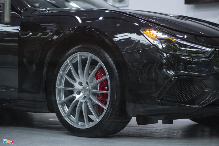 Maserati không công bố mức giá của phiên bản đặc biệt này. Hiện tại, Maserati Việt Nam đang phân phối Ghibli với 4 phiên bản là tiêu chuẩn, Grandsport, GrandLusso và S Q4 với giá từ 5,69 tỷ đến 6,9 tỷ đồng. Như vậy, chắc chắn rằng Ghibli Ribelle sẽ đắt hơn mức giá 6,9 tỷ đồng của bản S Q4 cao nhất.