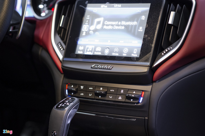 Còn lại, xe có màn hình thông tin giải trí cảm ứng 8,4 inch hỗ trợ kết nối Apple CarPlay/Android Auto. Các tính năng an toàn trên xe gồm cảnh báo điểm mù, cảnh báo lệch làn đường, hệ thống kiểm soát hành trình thích ứng, chống va chạm phía trước…