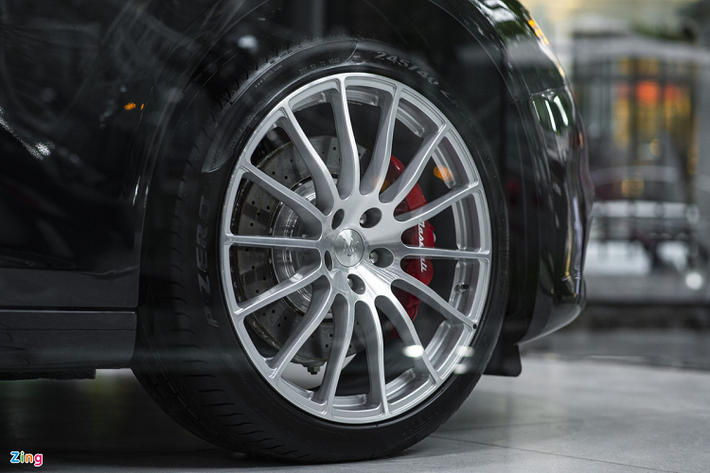 Ở các phiên bản tiêu chuẩn, Ghibli có kích thước mâm từ 18 inch đến 21 inch. Trên bản Ribelle, Ghibli sử dụng bộ mâm hợp kim GTS đa chấu kích thước 20 inch. So với mâm tiêu chuẩn, bộ mâm của bản Ribelle nổi bật hơn do chất liệu và thiết kế. Ở bên trong là kẹp phanh thể thao sơn màu đỏ. 