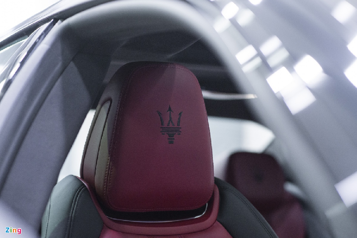 Ghibli Ribelle được trang bị bộ ghế ngồi thể thao bằng da cao cấp tone màu đen đỏ, kết hợp các đường chỉ khâu tương phản. Đây là điểm nhấn của phiên bản đặc biệt này.