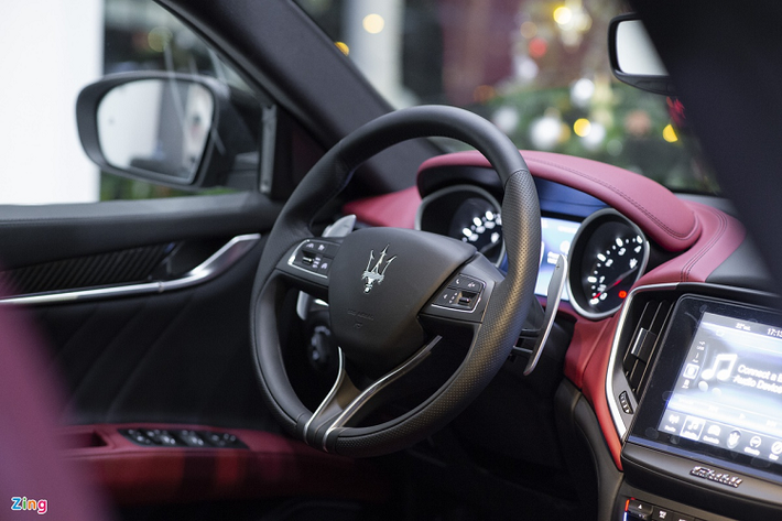 Ở bên trong, Ghibli Ribelle có nội thất tinh tế với bảng điều khiển trung tâm 2 tone màu đen đỏ, ốp cửa màu đen và bệ tỳ tay trung tâm màu đen.