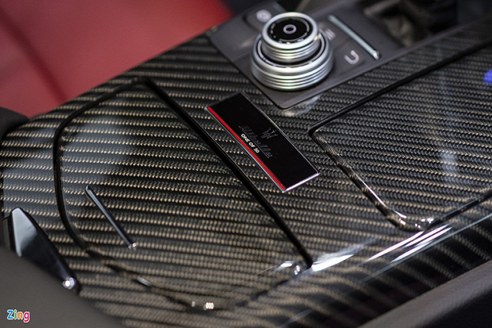 Khu vực điều khiển trung tâm được ốp sợi carbon. Huy hiệu "One of 30" và logo Ribelle xuất hiện ở khu vực này. 