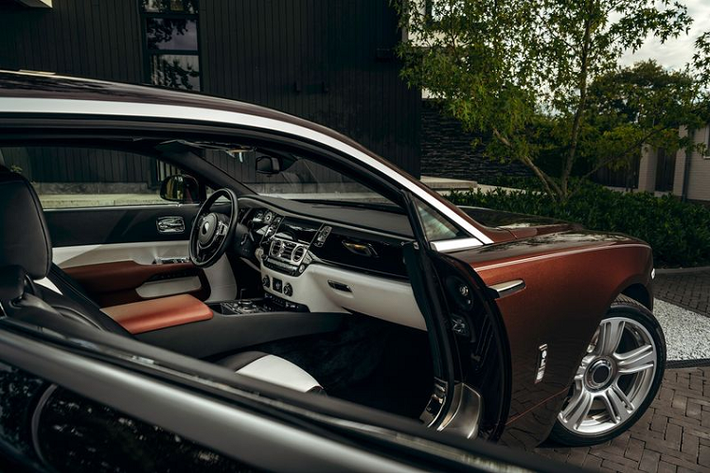 Khả năng hiệu suất của xe không được tiết lộ nhưng chắc chắn nó nhanh hơn Wraith tiêu chuẩn (0 - 96 km/h trong 4,4 giây và tốc độ tối đa 250 km/h).