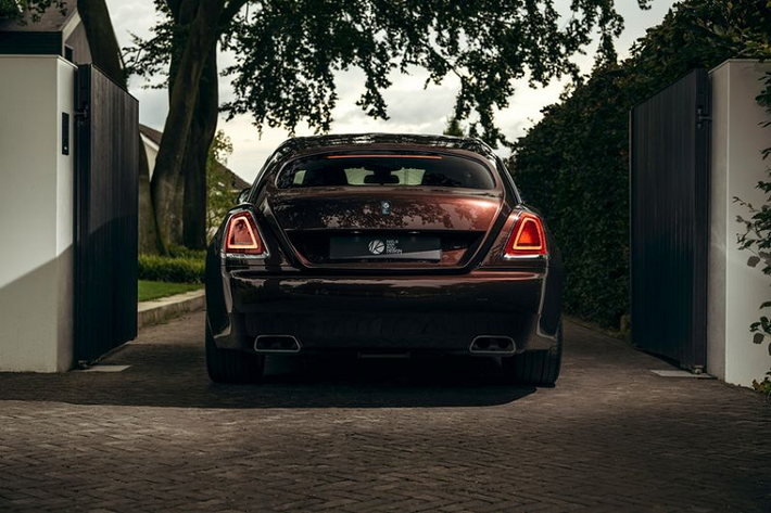 Di chuyển vào trong cabin, Silver Spectre được trang bị lót trần “Infinity Starlight” (bầu trời sao vô cực) gồm gần 2.000 đèn chiếu sáng, được gắn thủ công trong hàng chục giờ. Đặc biệt, các đèn sẽ mờ dần về sau tạo hiệu ứng một bầu trời đầy sao vô tận thực sự.