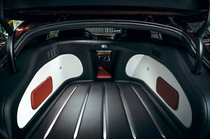 Sức mạnh của Silver Spectre Shooting Brake vẫn đến từ khối động cơ tăng áp kép V12 6.6L của Wraith, nhưng đã được nâng cấp để sản sinh công suất 690 mã lực và mô-men xoắn cực đại 900Nm.