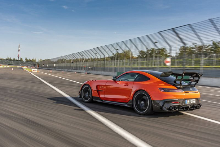 Mercedes-AMG GT Black Series mới sở hữu diện mạo lấy cảm hứng từ những chiếc xe đua GT3 và GT4. Do đó, xe có lưới tản nhiệt hung hăng lớn hơn, bộ chia gió sợi carbon có thể điều chỉnh và rất nhiều bộ phận khác được làm từ sợi carbon.