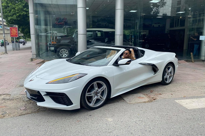Sau gần 2 tháng được tung tin đã có mặt tại Việt Nam, mới đây xe thể thao mui trần Chevrolet Corvette C8 2020 mới đầu tiên đã xuất hiện ở Hà Nội cũng như trang bị theo xe. Được biết, đây hiện là chiếc xe thể thao Chevrolet Corvette C8 duy nhất tại Việt Nam và được nhập khẩu từ Mỹ.