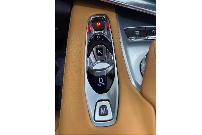 Đi cùng động cơ này trên Chevrolet Corvette thế hệ thứ 8 đầu tiên về Việt Nam chính là hộp số ly hợp kép 8 cấp do Tremec thiết kế và truyền sức mạnh đến 2 bánh sau. Xe có thể đạt tốc độ 100 km/h từ vị trí đứng yên trong chưa đầy 3 giây và tốc độ tối đa đạt hơn 300 km/h.