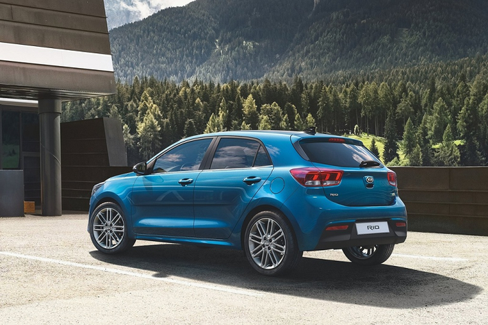 Phiên bản cao hơn là Rio S có giá từ 16.690 USD. Phiên bản này có thêm tính năng kiểm soát hành trình, khóa thông minh, hàng ghế sau có thể gập lại, cổng USB và tựa tay.