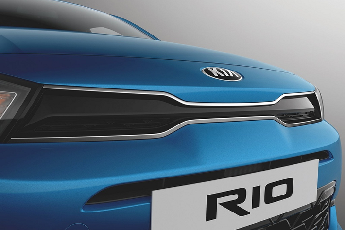 Kia Rio 2021 mới tại Mỹ không có nhiều khác biệt về ngoại hình so với phiên bản tại châu Âu. Tổng thể, Rio 2021 có phần đầu xe được sửa đổi với lưới tản nhiệt hình mũi hổ thanh mảnh hơn. Hệ thống đèn chiếu sáng LED tích hợp đèn daylight. Đèn sương mù được tích hợp trong hốc gió giả.