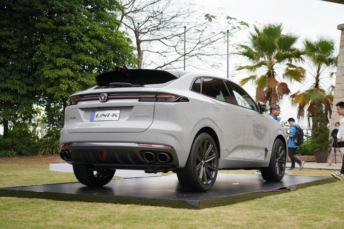 Đặc biệt, xe còn có tính năng quét mặt người lái rồi chỉnh các tính năng như ghế hay gương theo thói quen đã ghi nhớ. Ngoài ra, Changan UNI-K cũng có tính năng ra lệnh bằng cử chỉ như những mẫu xe sang. Cuối cùng là ghế thể thao Zero Gravity, tính năng ra lệnh bằng giọng nói iFlyy 3.0...