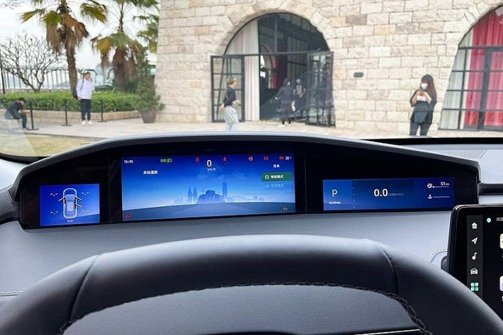 Đằng sau, Changan UNI-K được thiết kế với cảm hứng từ các phương tiện không gian. Điều này được thể hiện qua thiết kế cánh gió mui tích hợp đèn phanh trên cao. Bên dưới là cụm đèn hậu nối liền với nhau bằng dải đèn thanh mảnh ở giữa theo đúng mốt hiện nay và 4 ống xả chia đều sang hai bên.