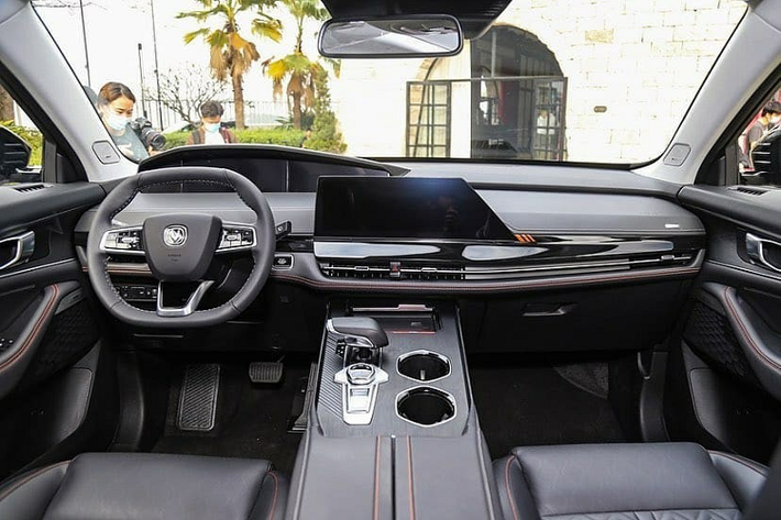 Thêm vào đó là màn hình thông tin giải trí cỡ lớn dùng kính Corning Gorilla AutoGrade vừa chống chói vừa chống bám vân tay. Đây là mẫu xe đầu tiên trên thế giới được trang bị màn hình cảm ứng dùng loại kính này.