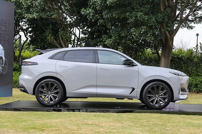 Theo nhà sản xuất, mẫu xe SUV Changan Uni-K lấy cảm hứng thiết kế từ cả UNI-T lẫn mẫu xe concept Changan Vision-V đã ra mắt trong triển lãm Ô tô Bắc Kinh 2020 diễn ra vào tháng 9 năm nay. Được định vị trong phân khúc SUV cỡ trung, Changan Uni-K sở hữu chiều dài 4.865 mm, rộng 1.948 mm, cao 1.690 mm và chiều dài cơ sở 2.890 mm.