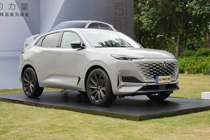 Tương tự ngoại thất, nội thất của Changan UNI-K hoàn toàn mới cũng rất độc đáo và tạo cảm giác công nghệ cao. Điểm nhấn bên trong xe nằm ở màn hình LCD trong bảng đồng hồ kỹ thuật số có thiết kế dài và hẹp. Trên cụm điều khiển trung tâm xuất hiện núm xoay và ngăn đựng cốc được thiết kế hình ngũ giác lạ mắt.