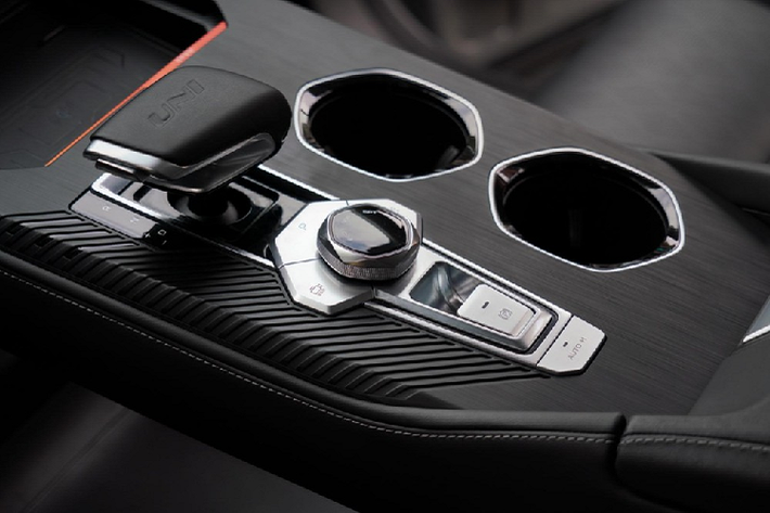 Bên ngoài, Changan Uni-K mang trên mình thiết kế khá ấn tượng, theo phong cách khoa học viễn tưởng. Trên đầu xe, mẫu SUV Trung Quốc này có lưới tản nhiệt không viền độc đáo và mắt lưới hình thoi, gợi liên tưởng đến vẩy cá. Lưới tản nhiệt này sẽ trở thành chi tiết thiết kế đặc trưng của những mẫu xe UNI trong tương lai.