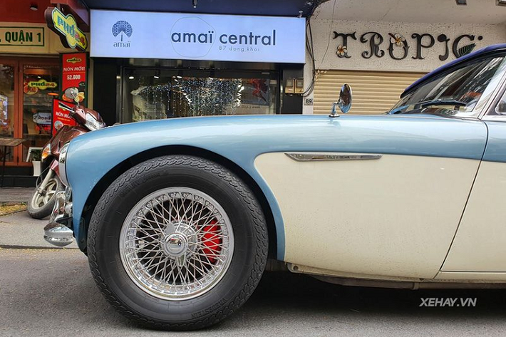 "Xế cổ" độc nhất vô nhị tại Việt Nam hiện đang thuộc sở hữu của ông chủ một vũ trường lớn tại Sài Gòn.