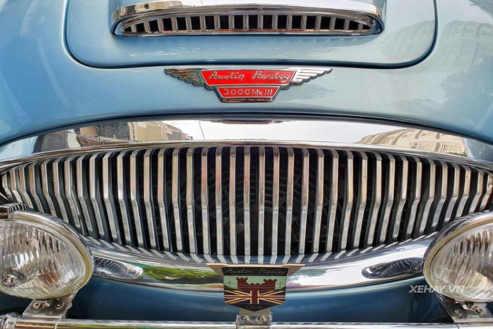 Austin-Healey 3000 MK III thậm chí được đeo cả huy hiệu Anh - kỷ niệm lễ đăng quang của Nữ hoàng Elizabeth II.