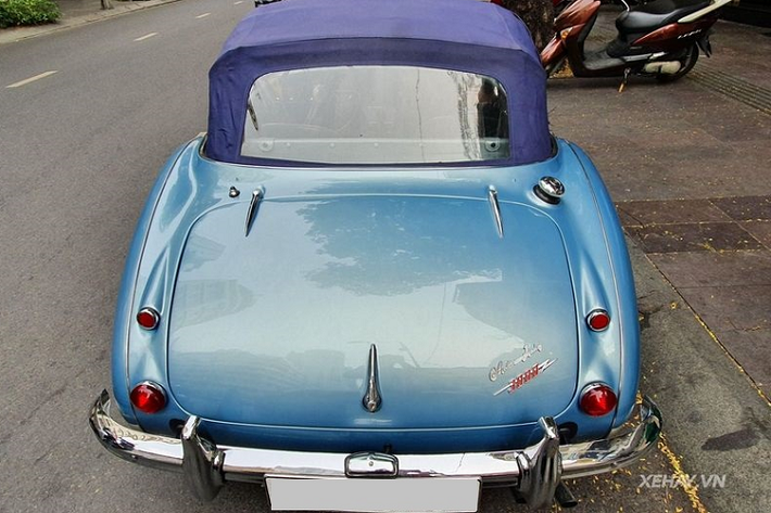 Ở bên trong, nội thất da bò càng làm tăng lên vẻ sang trọng của Austin-Healey 3000 MK III.