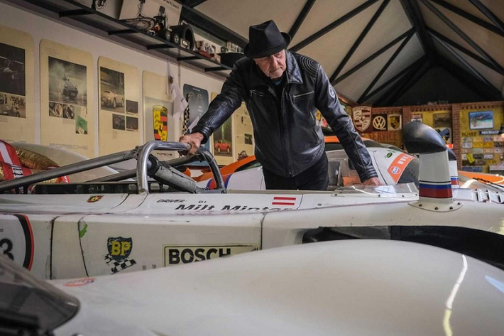 Chiếc Porsche mới nhất trong bộ sưu tập của người đàn ông này là một chiếc Boxster Spyder trong màu xanh Miami Blue. Ông ấy lấy chiếc xe từ nhà máy Zuffenhausen của Porsche, nơi công ty cho phép ông ấy trở thành một trong những khách hàng đầu tiên được trực tiếp gắn huy hiệu thương hiệu lên capô xe.