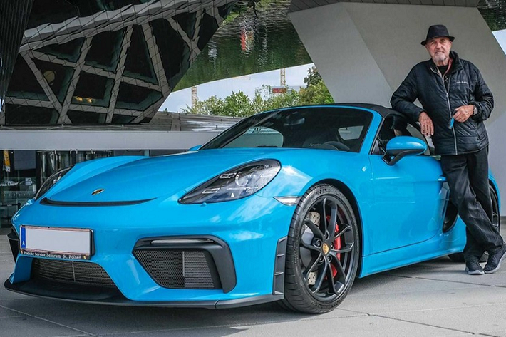 Ottocar J., một ông lão 80 tuổi người bản xứ Vienna, Áo, yêu thích dòng xe thể thao Porsche hơn mọi thứ trên đời. Ông ấy đã mua chiếc xe đầu tiên của mình trong năm 1972 – một chiếc Speed Yellow 911 E.