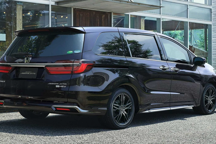 Cụ thể, lưới tản nhiệt của Honda Odyssey 2021 mới được thiết kế khác biệt so với trước. Phần đầu xe dẹt hơn so với thế hệ trước.