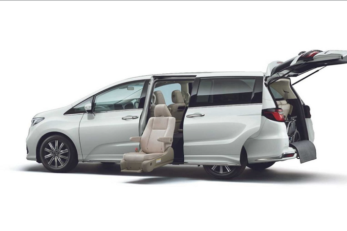 Tại thị trường nội địa Nhật bản, giá xe Honda Odyssey 2021 khởi điểm từ 40.585 USD (hơn 940 triệu đồng) cho phiên bản hybrid được trang bị động cơ 2.0L 4 xy-lanh kết hợp 2 môtơ điện.