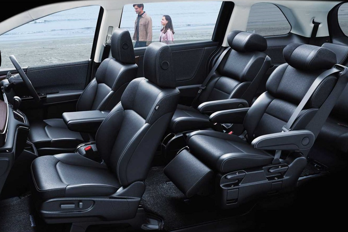 Ngoài ra, Honda Odyssey 2021 còn có thêm tính năng bấm nút hạ thấp ghế, thậm chí di chuyển cả ghế ra ngoài xe, rất tiện lợi khi đi dã ngoại.