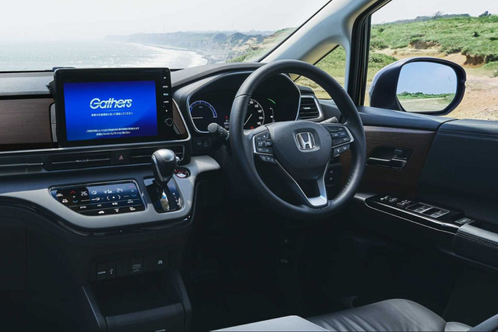 Nhà sản xuất bổ sung thêm cơ chế điều khiển mới cho cửa trượt điện. Chỉ cần vẫy tay là có thể đóng hoặc mở cửa xe. Hệ thống cảm biến đóng/mở cửa được tích hợp ở dải chrome trên hông xe.