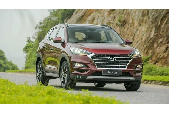 Hyundai Tucson: Doanh số 1.671 xe Bất ngờ xảy ra ở bảng xếp hạng xe ăn khách trong tháng 9/2020 đó là cuộc “vượt cạn” thành công của mẫu xe Hyundai Tucson. Kết thúc tháng có 1.671 xe được bàn giao tới tay khách hàng. Doanh số của Hyundai Tucson trong tháng 9 ghi nhận mức tăng trưởng 168%cộng dồn 9 tháng đầu năm đạt 6.682 xe.