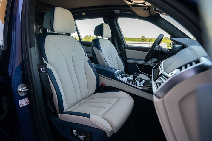 Để làm được điều này, Alpina XB7 2021 được bổ sung thêm 2 cửa nạp turbo lớn hơn, hệ thống tản nhiệt mới và hệ thống ống xả thép không gỉ nâng cấp. Như vậy, Alpina XB7 2021 mạnh hơn X7 M50i đến 91 mã lực và 50 Nm, hứa hẹn mang tới hiệu năng vận hành mạnh mẽ và đỉnh cao hơn. Khả năng tăng tốc 0 - 100 km/h của XB7 được Alpina công bố là 4.0 giây, vận tốc tối đa 290 km/h.