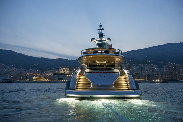 Với giá du thuyền GTT 115 lên tới trên 300 tỷ này, tầng cao nhất cũng có những nét thiết kế chất Porsche. Với diện tích 95 mét vuông, hành khách có thể tìm thấy mọi thứ mình cần ở đây, từ khu vực tắm nắng, chỗ ăn ngoài trời, và thậm chí một màn hình giải trí 75 inch. Chưa hết, tầng này còn có không gian cho một quầy bar và chỗ nướng BBQ. Những gì đáng nói còn lại là một bể bơi ở phía trước và một số tấm đệm nằm tắm nắng. Có một chi tiết đáng cân nhắc là dù GTT 115 chỉ dài 35,5 mét, tầng tắm nắng của nó lại lớn hơn cả của những du thuyền dài hơn thế.