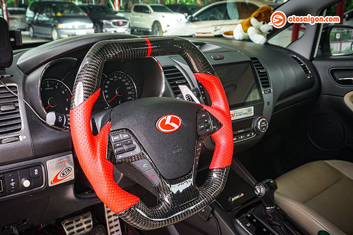 Khoang động cơ cũng trang bị thanh giằng hiệu Ultra Racing danh tiếng của Malaysia.