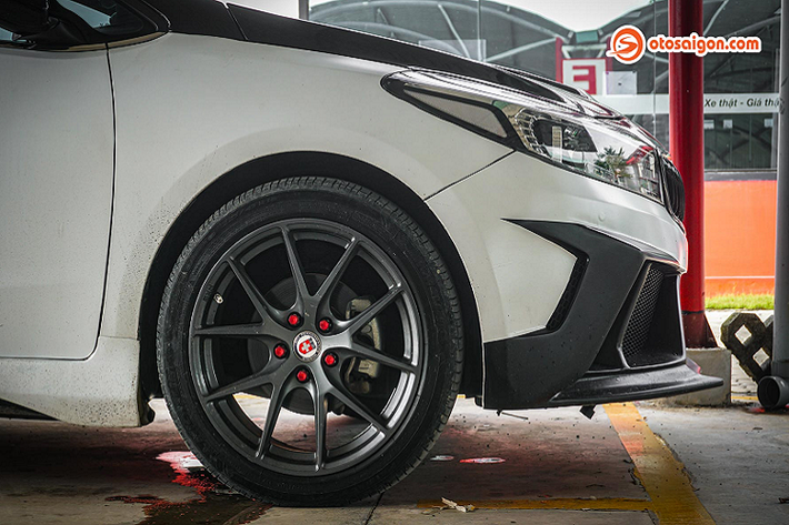 Chiếc Kia Cerato trên thuộc phiên bản máy xăng, dung tích 2.0 lít có công suất tối đa 159 mã lực và momen xoắn cực đại 194 Nm. Xe sử dụng hệ dẫn động cầu trước thông qua hộp số tự động 6 cấp.