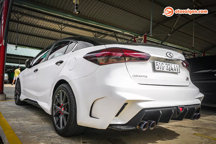 Xe trang bị bộ mâm 5 chấu kép độc đáo của hãng HRE Performance, nổi bật với các đai ốc đỏ. Được biết, đây cũng là chiếc Cerato từng xuất hiện trên các mặt báo năm 2018 khi sử dụng bộ mâm 20 inch của Lexus RX350 đời mới.