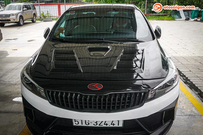 Ở phía sau, chiếc Kia Cerato bản độ này được nâng cấp với hệ thống pô on-off cấu hình 4 ống xả. Đây là hệ thống ống xả được độ lại hoàn toàn chứ không chỉ là kiểu ốp trang trí. Bộ khuếch tán sau xe càng làm tăng sự mạnh mẽ cho chiếc sedan, tích hợp ở giữa cụm đèn phanh như xe đua F1. Logo Kia của xe là logo bản quốc tế.