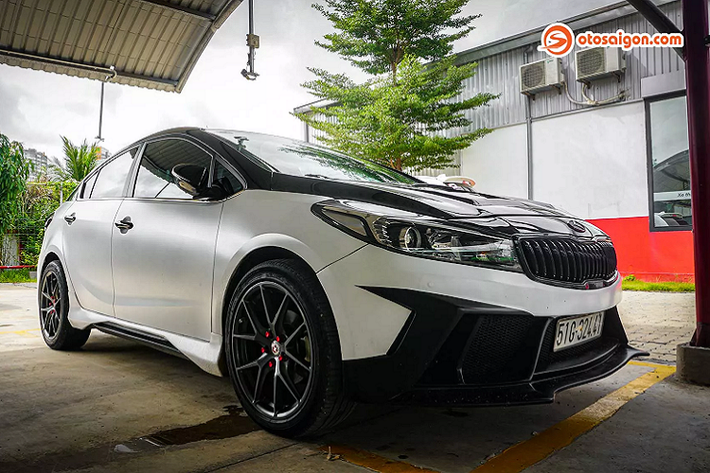Chiếc Kia Cerato 2017 trong bài hiện đã lăn bánh được 57.000km. Xe chủ yếu được chủ nhân phục vụ việc đi lại trong thành phố cũng như phục vụ gia đình.