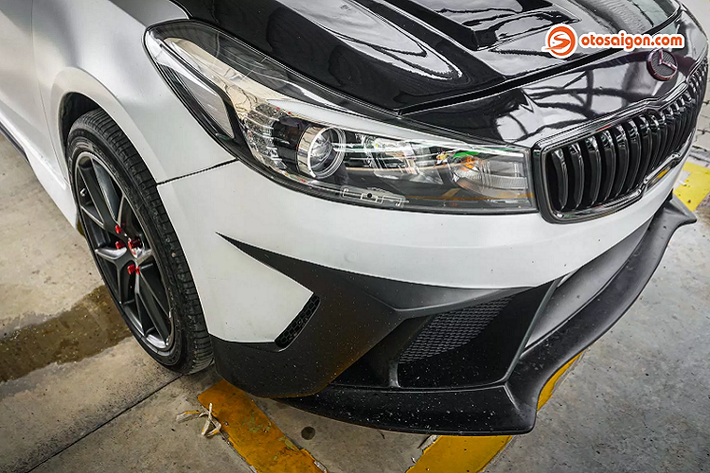 Nội thất trên Kia Cerato 2017 trở nên trẻ trung hơn với vô lăng carbon, tích hợp lẫy chuyển số. Theo chủ xe chia sẻ, xe đã trải qua nhiều lần đại tu, nhất là về mặt công suất.