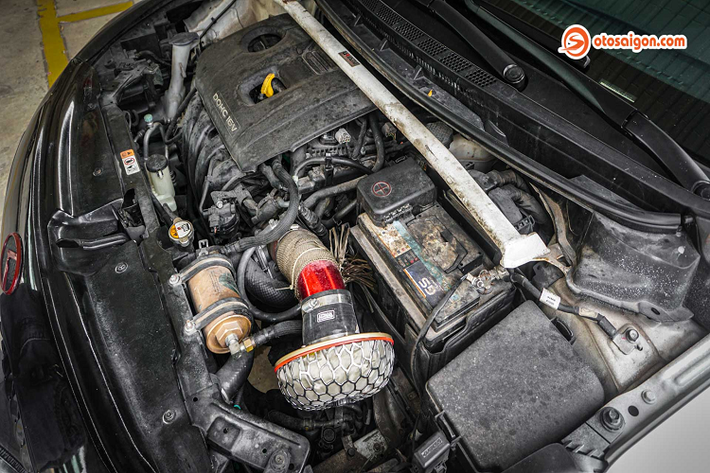 Để tăng cảm giác phấn khích khi lái xe, chủ nhân đã độ lại đường ống nạp EPMAN Sport Italy để tăng lượng khí vào buồng đốt, cảm biến chân ga Racechip cộng với hệ thống ống xả on off ấn tượng, sức mạnh của xe ít nhiều cũng đã có phần tăng lên.