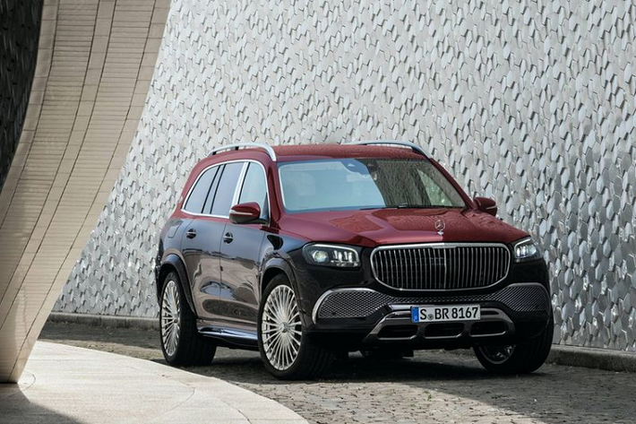 Về ngoại thất, mẫu SUV siêu sang Mercedes-Maybach GLS 2021 được trang bị lưới tản nhiệt độc đáo mới, cùng biểu tượng ngôi sao ba cánh trên mui xe - đặc trưng của những chiếc Maybach.