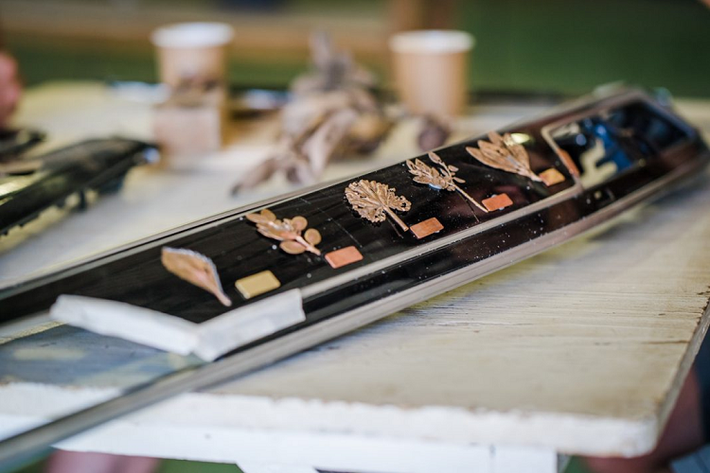 BMW Individual trang bị cho chiếc 745Le xDrive này bộ mâm xe hợp kim nhẹ có kích thước lên tới 20 inch được diamond cut cẩn thận. Phần ngoại thất của xe cũng được trang bị đường viền dọc thân xe mang màu nâu và logo chữ “EH” viết tắt cho Ellerman House biểu trưng cho khách sạn được đặt ở cột sau của xe.