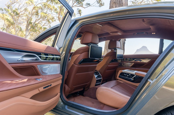 Các chi tiết như viền cửa, bảng điều khiển, trần xe Alcantara, miếng lót sàn và đường viền cửa bọc da đều được sử dụng với tông màu Tartufo. Các phần tựa đầu cũng được thêu những hoa văn độc quyền dành riêng cho chiếc xe. Phần ghế sau cũng được trang bị gối tựa rời được thêu logo “EH” biểu tượng của khách sạn. Bảng điều khiển trung tâm cũng như phần tựa tay ở giữa cũng được bọc da màu Cognac.