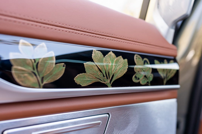 Khoang nội thất của chiếc xe là nơi được BMW Individual trang bị nhiều chi tiết cá nhân hóa nhất cũng như đem lại cảm giác sang trọng cho hành khách khi trải nghiệm chiếc xe này. Khoang nội thất của xe được bọc da BMW Individual Merino màu Tartufo và Cognac được kết hợp với những họa thiết thêu thủ công tinh vi. Hai phần da màu Merino và Tartufo được bọc đan xen nhau, pha trộn với nhau đầy sang trọng.