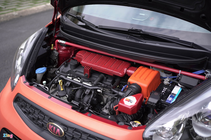 Anh Bùi Tiến Duy, chủ nhân chiếc Kia Morning Si đời 2018, cho biết anh mất khoảng một năm để hoàn thiện bản độ này. Các linh kiện một phần được mua ở Việt Nam, một phần nhập từ nước ngoài về. Tổng giá trị khoảng 150 triệu đồng.